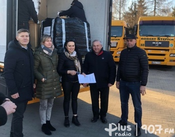 700 łóżek wraz z wyposażeniem dotarło dzisiaj do powiatu radomskiego