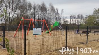 Nowe place zabaw w gminie Gniewoszów