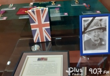 Medale wręczane przez królową Elżbietę II w skarżyskim muzeum