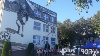 Historyczne murale na budynku szkoły PSP 27 w Radomiu