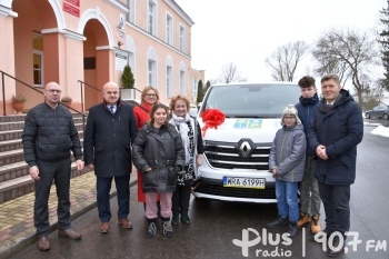 Zespół Szkół i Placówek w Chwałowicach wzbogacił się o nowy samochód