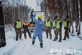 Żołnierze WOT wsparli energetyków przy usuwaniu skutków śnieżycy