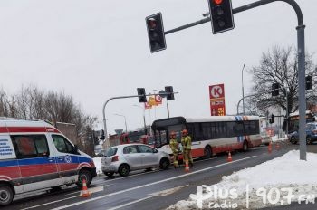 Zderzenie osobówki z autobusem miejskim