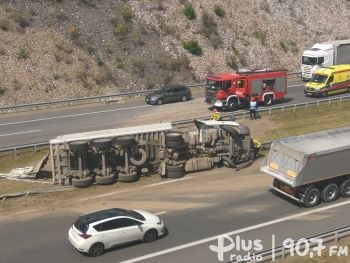 Szydłowiec: Ciężarówka przewróciła się na S7