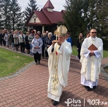 Abp Mokrzycki modlił się w kościele w Kłonówku