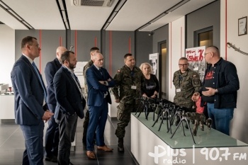 Żołnierze 6MBOT oraz ich pracodawcy z wizytą studyjną w Fabryce Broni