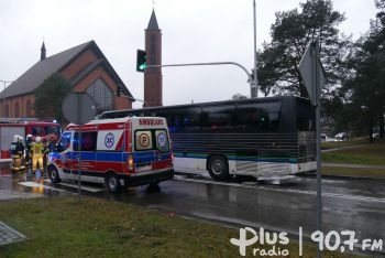 Zderzenie osobówki z autobusem w Kozienicach
