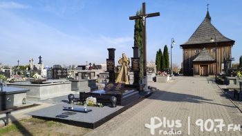 Procesje na cmentarzach w Końskich i Opocznie