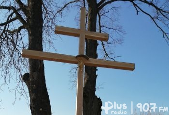 Mieszkańcy Grabowca postawili krzyż karawakowy