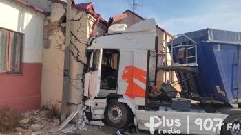 Ciężarówka uderzyła w dom w Odrzywole