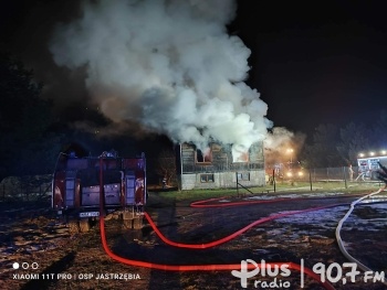 Pożar domu w gminie Jastrzębia. Z ogniem walczyło ponad 40 strażaków