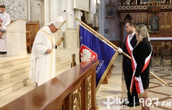 Biskup Solarczyk poświęcił sztandar Uniwersytetu Radomskiego