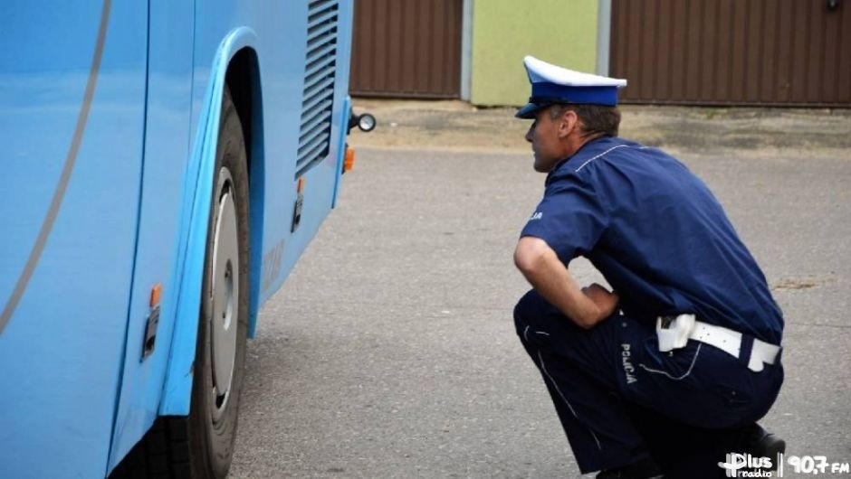 Policjanci kontrolują autokary z dziećmi