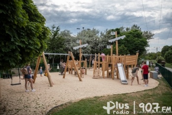 Plac zabaw w parku na osiedlu Gołębiów II po przebudowie