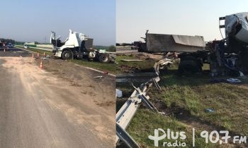 S7: Zderzenie trzech ciężarówek k. Dobrutu. Zablokowana trasa do Radomia (foto)