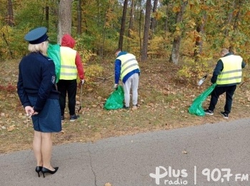 Pomagali przy sprzątaniu lasu w Dobieszynie