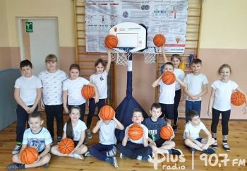 Sprzęt sportowy trafił do szkół z terenu gminy Poświętne