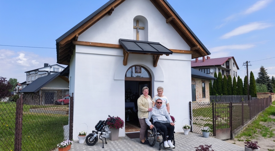 Kapliczka w Radoszycach jak nowa