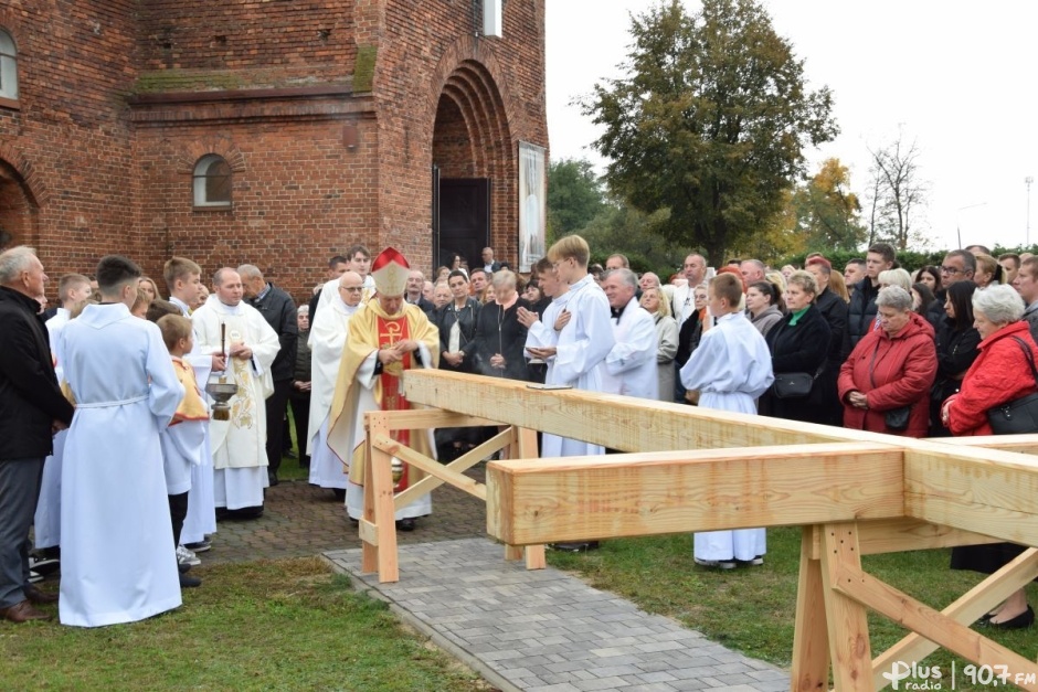 Biskup Solarczyk poświęcił krzyż