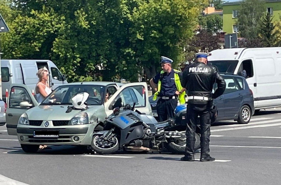 Zderzenie motocykla policyjnego z osob&oacute;wką