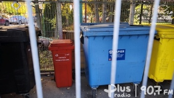 Czerwone pojemniki i worki. Do czego służą?