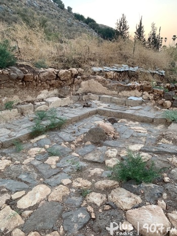 Ks. dr Jacek Kucharski na wykopaliskach archeologicznych w Magdali