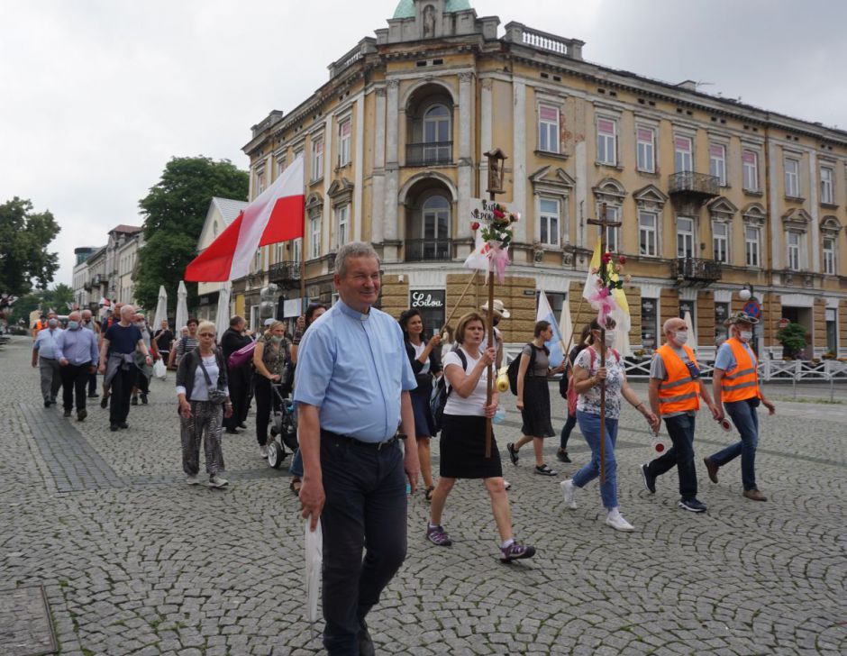 Idą pielgrzymi do Niepokalanowa. Będą utrudnienia