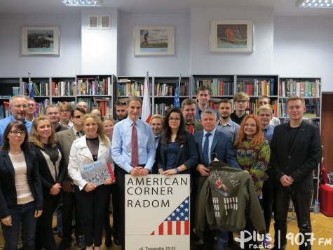 Ambasador USA w Polsce z wizytą w American Corner Radom
