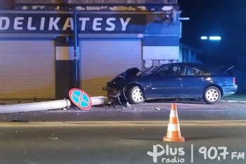 Samochód ściął betonowy słup