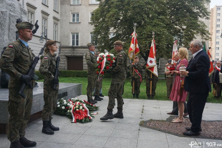 Chwała i cześć bohaterom Powstania Warszawskiego