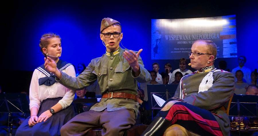 Strych wysprzątany, patriotyzm rozpalony (FOTO)