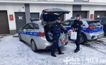 Policjantki z prezentami w Stąporkowie