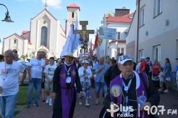 Pielgrzymi ze Skarżyska-Kamiennej i okolic w drodze do MB Częstochowskiej