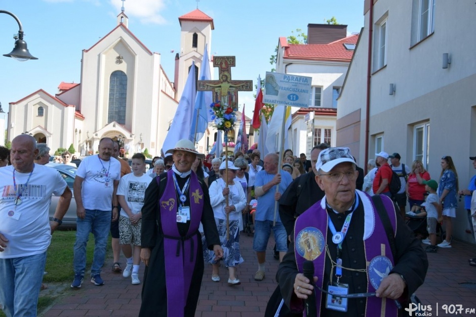 Pielgrzymi ze Skarżyska-Kamiennej i okolic w drodze do MB Częstochowskiej