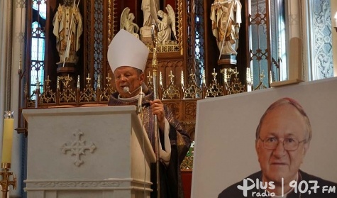 Modlitwa rok po śmierci arcybiskupa Zimowskiego