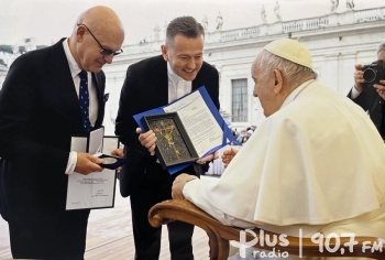 Papież Franciszek otrzymał  Medal Okolicznościowy od władz UTH