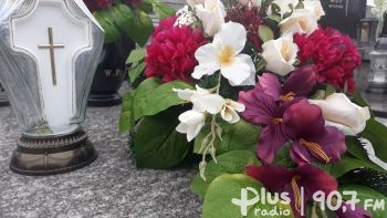 Kuria i parafie zachęcają do rezygnacji ze sztucznych wiązanek i kwiatów na grobach