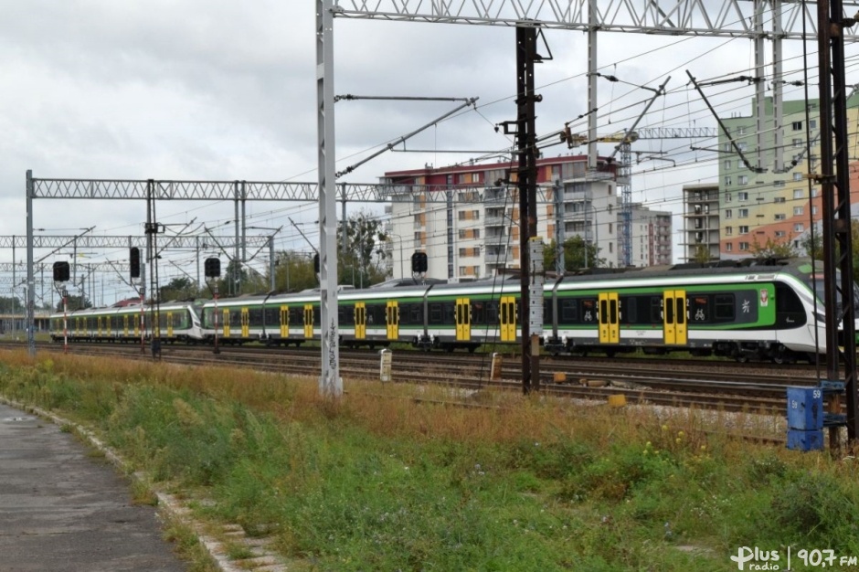 150 nowych miejsc postojowych przy stacji w Warce