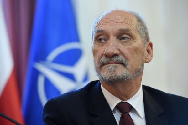Macierewicz: nie było gwarancji miejsc pracy