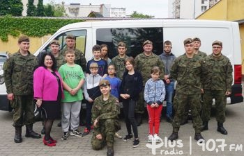 Żołnierze zrobili niespodziankę dzieciom z okazji ich święta