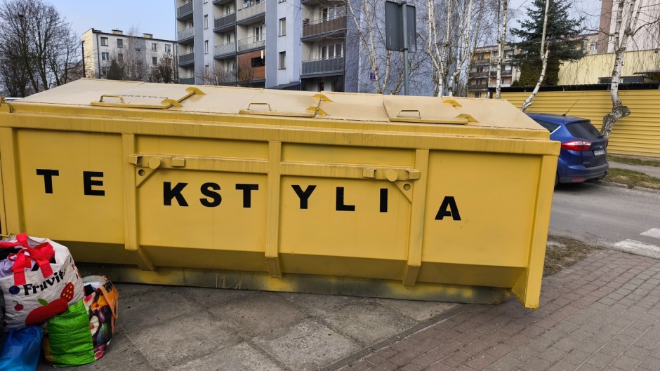 Kontener na odpady tekstylne w Opocznie