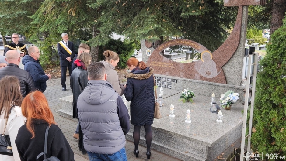 W grobie pochowano ósemkę nienarodzonych dzieci