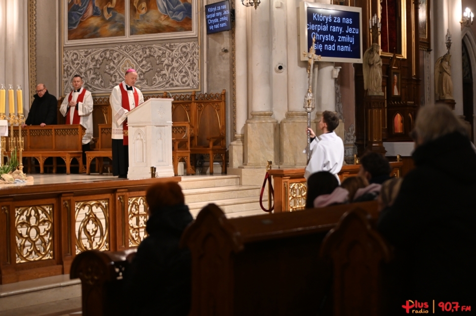 Bp Solarczyk modlił się za osoby skrzywdzone