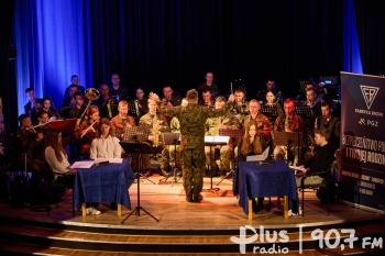 Patriotyczny występ Orkiestry Reprezentacyjnej WOT z uczniami IV LO