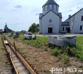 Nowe ogrodzenie na terenie kaplicy w Jedlni-Kolonia
