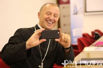 Biskup Marek twittuje i streamuje w internecie. Polub to!