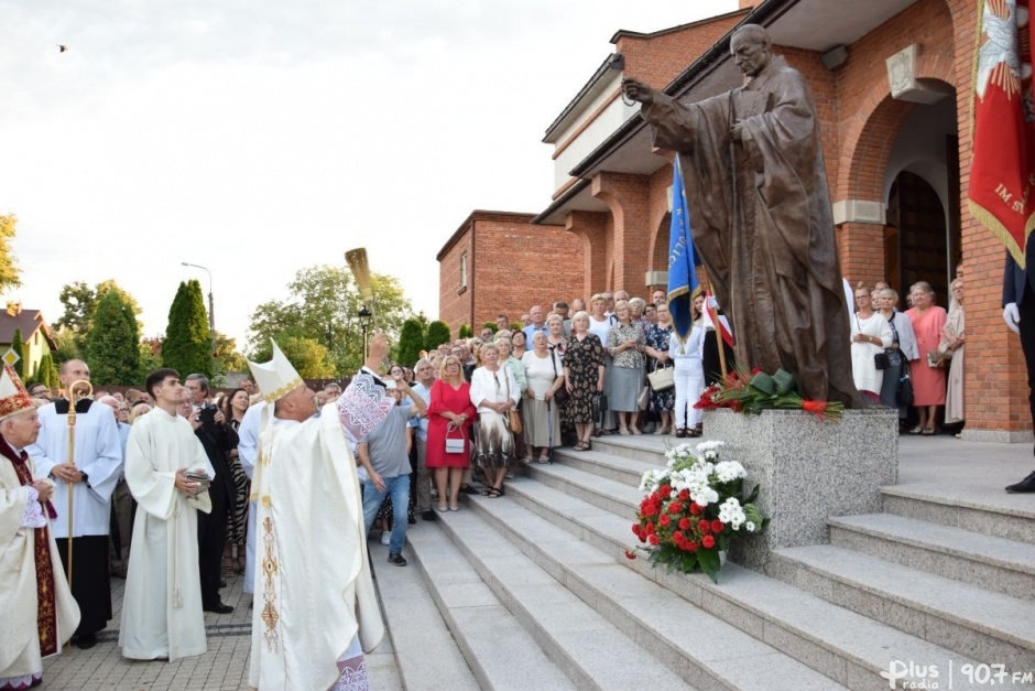 Poświęcono pomnik Prymasa Tysiąclecia