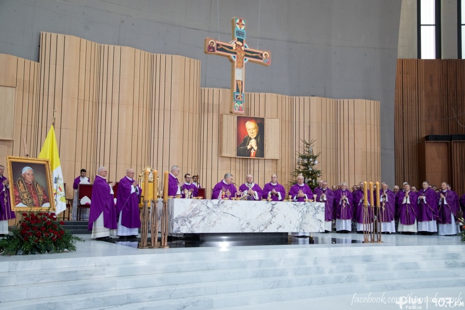 Biskupi modlili się za śp. Benedykta XVI