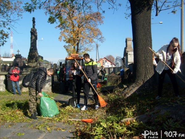 Młodzież z ZSE podczas porządkowania cmentarza ewangelickiego w Radomiu