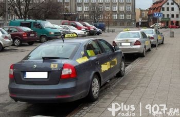 Strażnicy miejscy kontrolują taksówki
